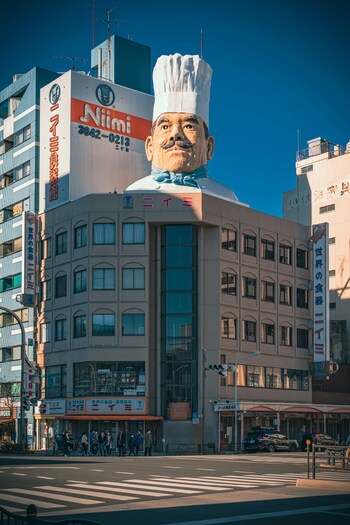 菊屋橋交差点方面から道具街に到着するとまず目に入るのがこのビッグコック！明治40年創業の和洋中さまざまな食器がそろう「ニイミ洋食器店」です。