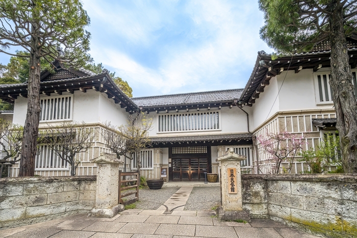 「民藝」の普及と「美の生活化」を目指す民藝運動の本拠として、1926年に思想家の柳宗悦らによって企画され、大原孫三郎をはじめとする賛同者の援助を得て、1936年に開設されました。