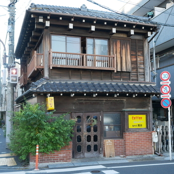 1938年創業の老舗喫茶店。一時閉店するも、ファンの声をうけて再開した人気のお店です。レトロでありながら、ほどよく新しさもミックスして進化しているのが人気の秘密。