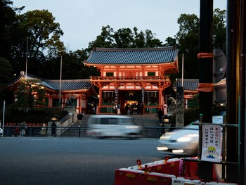 祇園は、かつて祇園社と呼ばれていた八坂神社の門前町であったことから、この名がつけられました。