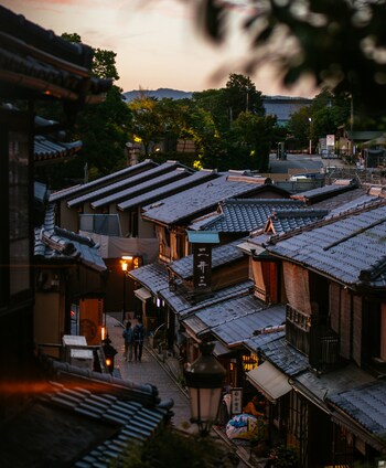京都屈指の観光地としても知られている一方、花街としても有名です。風情ある街の中には、お茶屋さんや高級料亭も立ち並んでいます。