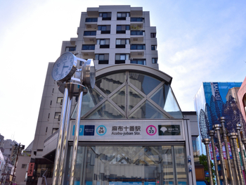 東京メトロの南北線と都営地下鉄の大江戸線が乗り入れている「麻布十番」。ここは、素敵な老舗とおしゃれな新しいお店が共存するスポットです。そんな麻布十番で、美味しいものをいただく散策をしてみてはいかがですか？今回は老舗も新しい注目のお店も幅広くご紹介します。どのお店も駅から徒歩約5分前後の場所にあるので、アクセスも良好！お気に入りのお店を見つけてくださいね。