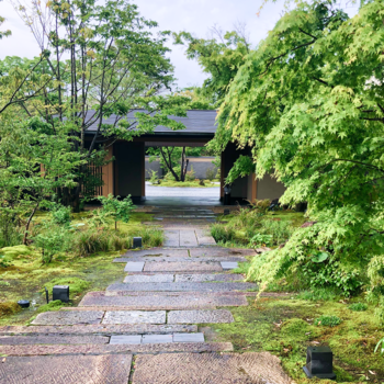 海と山に囲まれた、自然豊かな三重・鳥羽に佇む『エクシブ鳥羽別邸』。一歩足を踏み入れれば、そこには純和風の空間が広がります。うつくしく整えられた日本庭園を眺め、日本の豊かな四季を五感で感じるひととき。