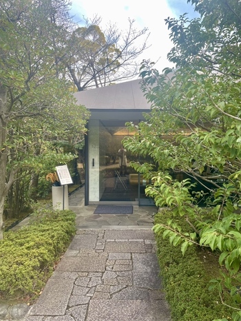 表参道の根津美術館の庭園内に併設されているNEZU CAFEは、日本庭園を眺めながらティータイムを過ごせるカフェです。
根津美術館は東武鉄道の社長などを務めた実業家であり政治家でもあった根津嘉一郎の古美術品コレクションが展示されている美術館。 尾形光琳の国宝「燕子花図屏風」を所蔵していることでも有名です。