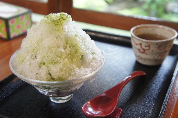 夏の時期限定のかき氷。レモンなのどスタンダードなお味もあれば、宇治金時もあります。暑い夏の日にさっぱりと頂けるかき氷は、まるで子供のころの夏休みを思い出させます。