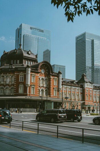 東京の玄関口「東京駅」。日々たくさんの人が行きかう場所ですが、周辺にはオフィスや商業ビルも多く、たくさんのランチスポットがあります。今回は、家族や友人と休日のランチに、また平日の一人ランチでなど、色んなシチュエーションで楽しめるランチ店をご紹介します。