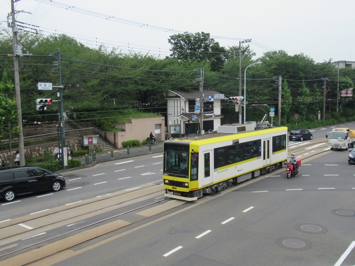 荒川線の前身は王子電気鉄道といい、明治44年から開業しました。その後東京都に事業譲渡され都電となり、昭和49年に現在の早稲田～三ノ輪橋の営業で都電荒川線と改称し、現在に至ります。