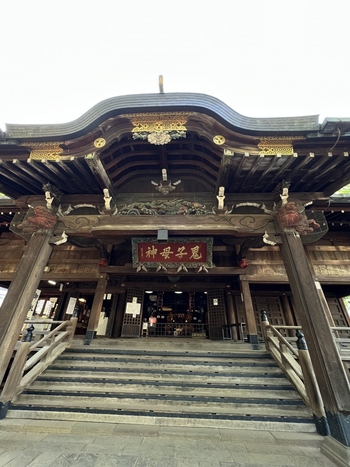 室町時代、「日蓮宗 法明寺」の飛び地境内に鬼子母神堂は建てられました。現在の建物は江戸時代前期のもので、堂内には明治時代の絵馬が保管されています。