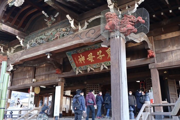 祀られている鬼子母神は、元々はインドの女神様でしたが、仏教の教えでは、人間の子どもをさらって食べてしまう鬼女とされていました。しかし、お釈迦様に自分の末の子を隠されてから改心し、仏教に帰依。

その後は、子どもと安産の守り神になったと言い伝えられ、日本では古く平安時代から信仰されています。現代の絵馬にはザクロの絵が描かれていますが、これは鬼子母神像が持つ吉祥果という架空の果物をザクロに例えたものです。