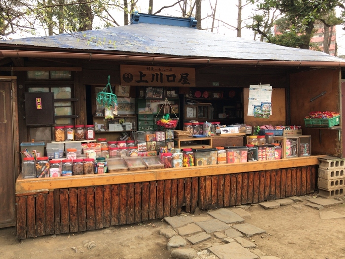 鬼子母神の境内にはなんと駄菓子屋さんがあるんです。日本一古い駄菓子屋と言われるこちらの上川口屋の創業は1781年だそうです。子供の頃に戻った気分で駄菓子を選んでみてはいかがですか？