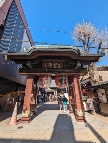 高岩寺は江戸時代に神田湯島にて創建され、明治時代に今の場所に移転してきました。
「とげぬき地蔵」の愛称で親しまれる本尊の地蔵尊は、病気平癒にご利益あるといわれて、毎日多くの参拝者で賑わっています。