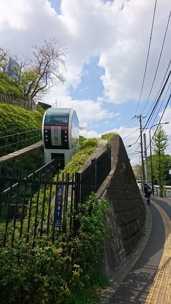 公園内は、遊歩道を登って頂上の広場や博物館へ向かうようになっていますが、階段がキツい方や、ちょっと変わった風景を楽しみたい方にはモノレールがおすすめ。公園北端にある「アスカルゴ」は、園内の高台まで登る事ができる日本一短い無料のモノレールです。