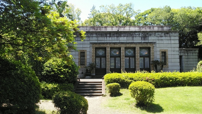 飛鳥山公園には３つの博物館（飛鳥山博物館、紙の博物館、渋沢資料館）があり、全館有料ですがお得な３館共通券が設定されています。こちらの建物は、毎週土曜の午後に公開される旧渋沢邸の青淵文庫。旧渋沢邸の庭園も整備されて残っていて、博物館へ入らなくても庭園や建物見学だけで十分楽しめます。