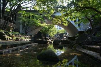 飛鳥山公園から明治通りを渡ってすぐのところには、王子音無親水公園があります。旧石神井川を整備した公園で、江戸時代にあった滝や橋が再現されているほか、水車や岩場、自然石のベンチが設けられています。循環水を使っているため水遊びも安心。
