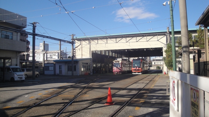 荒川車庫前停留場には、その名の通り荒川線の車庫があり、様々な車両を目にする事ができます。運が良ければ、現役の5種類を一度に見ることができるかも。