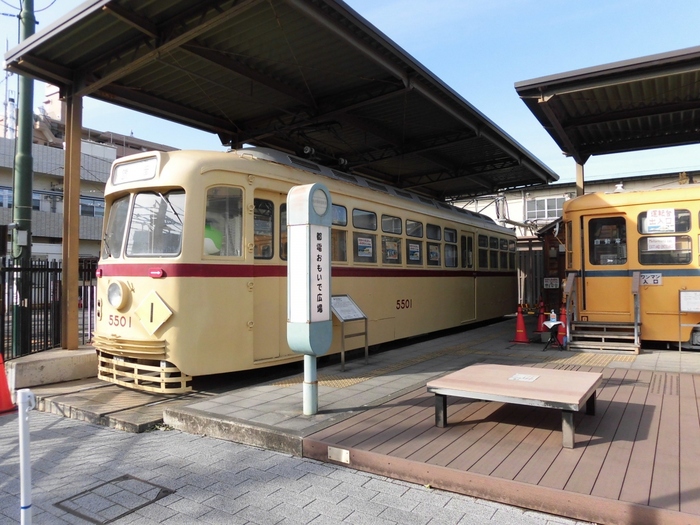 停留場前には「都電おもいで広場」があり、旧型車両2両と昭和の町を再現したジオラマが展示されています。昭和時代の懐かしい風景が再現されていて、ノスタルジックな気分にひたれます。