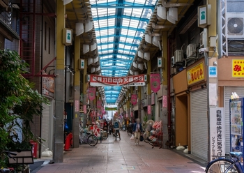 三ノ輪橋に来たら、商店街「ジョイフル三ノ輪」を見てまわるのは必須です。アーケードのある賑やかな商店街には、店頭に樽を置いたお漬物屋さんがあったり、昔ながらのおもちゃ屋さんやパン屋さんがあったりと、見ていて飽きません。焼き鳥やお肉屋さんのコロッケの食べ歩きも楽しい♪