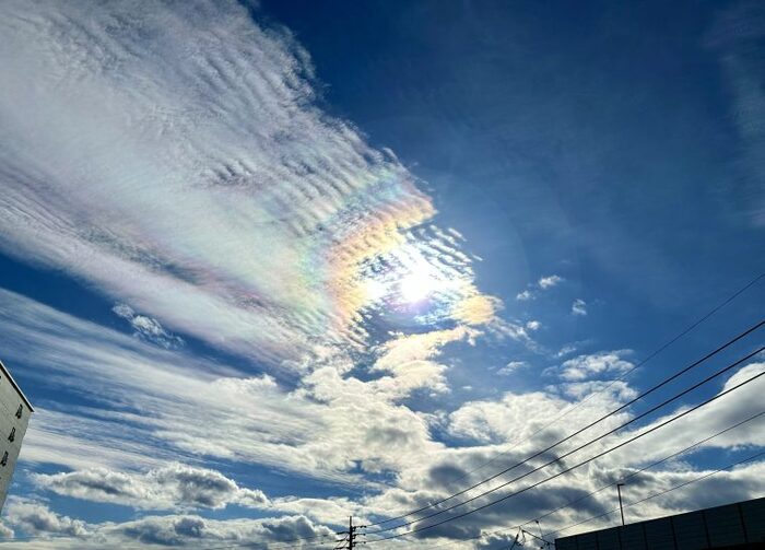 彩雲(さいうん)とは、太陽の近くを通りかかった雲が赤や緑など様々な色に彩られる現象のことをいい、雲が虹のように鮮やかな色をまといます。