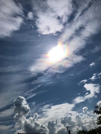 仏教的に特別な時によく見られる現象として認識されていて「景雲」や「慶雲」、「瑞雲」などとも呼ばれています。
阿弥陀如来が菩薩を随えながら五色の彩雲に乗ってくる図なども描かれており、昔から昔から瑞相(良いことが起きる前触れ)の一つと言われ、この現象が現れる事は吉兆だと言われています。