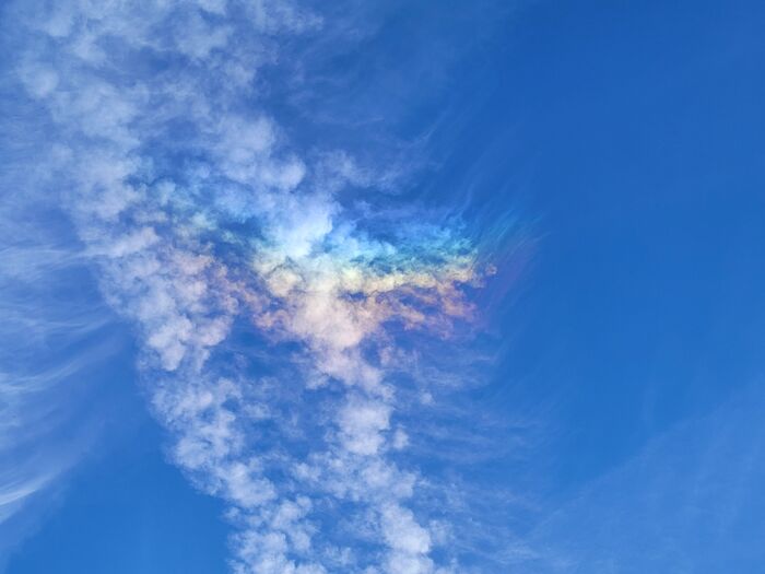 美しい青空と彩雲のコントラストが素敵ですね。虹色に染まりながら空の旅を楽しめたら、本当にいいことありそう!