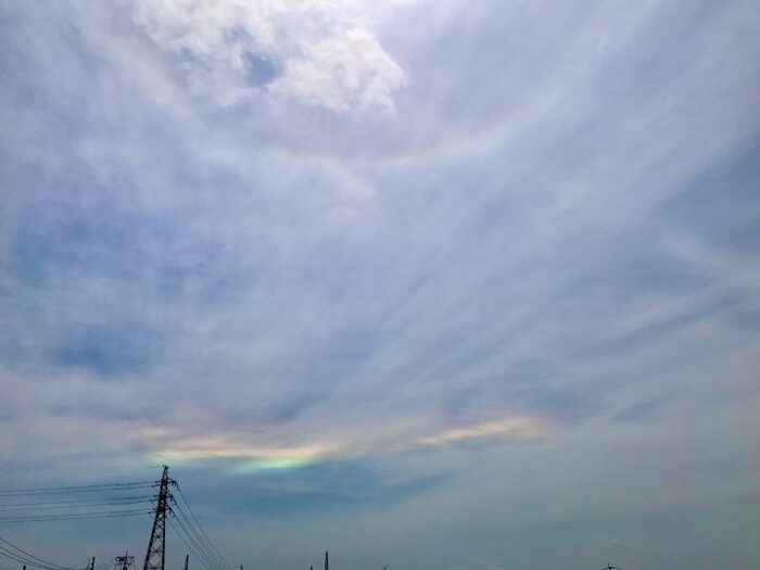 環水平アークは一直線に空を横切るように伸びています。
巻雲などの切れ切れになっている雲を通して環水平アークが見える時には、彩雲とそっくりなため混同されることも多いそうです。一直線であるか、固まっているか。わかりやすくいうとそれだけの違いですが、この2つは「似て非なるもの」なんですね。