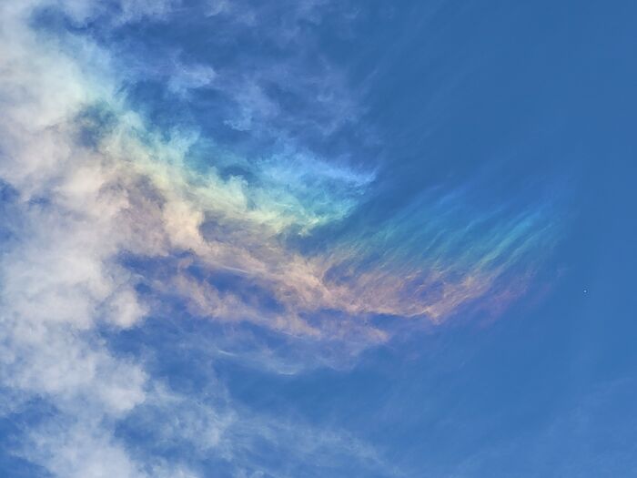 良いことが起こるといわれている彩雲が地震の予兆になるとは信じたくないですよね。珍しく、そして目を奪われる現象なだけに、吉兆とも、不吉の前兆とも捉えられる場合があったのかも……。