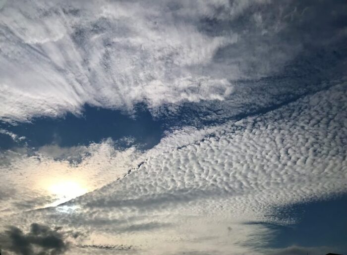 段々と重なった雲に彩りを。
