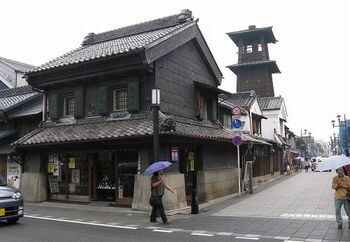川越のシンボル「時の鐘」は、江戸時代初期に川越城主だった酒井忠勝が現在の場所に建てたといわれています。現在の鐘楼は、明治26年に起きた川越大火の翌年に再建されたもの。昼間の凛としたたたずまいもステキですが、夕暮れ時の幻想的な姿もおすすめ。
1日4回鳴る鐘の音は、環境庁主催の「残したい“日本の音風景100選”」に選ばれました。