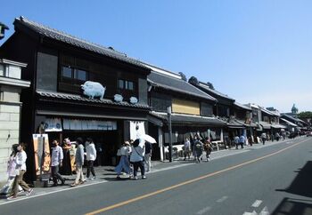 川越の中心地、一番街で最も古い蔵造りの住宅が「大沢家住宅」です。元々は、1792年に呉服店だった建物は防火を目的とする土蔵造りのおかげで、度重なる大火も免れて今に至ります。趣きある外観は、眺めているだけで歴史を感じますね。