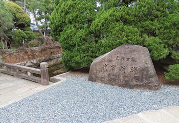 倉敷代官所の前身は、備中国の総代官・小堀遠州がかまえた陣屋で、当初は、兵糧米を倉敷湊から大阪に積み出していました。陣屋が代官所なった以降は、瀬戸内の水運を利用した、米や綿花といった生活物資の流通拠点として、明治維新までの200年を通じて急速に発展し、西日本を代表する大きな商都となりました。