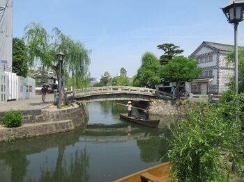 「倉敷美観地区」は大まかに分けて、“倉敷川畔”と“本町・東町”の二つのエリアから成ります。
倉敷川畔は、倉敷を象徴する風景と出会えるエリア。川の両岸には、江戸から明治期に建築された、白壁の美しい邸宅や蔵が建ち並び、見事な景観を形成しています。