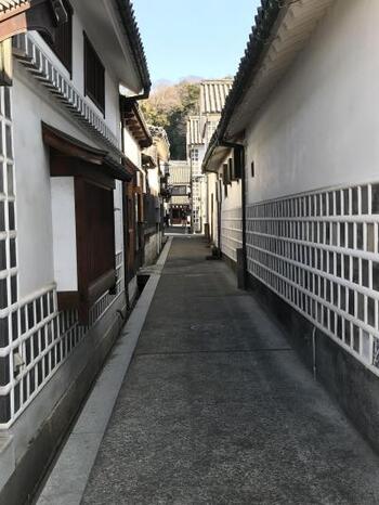 美観地区の路地も、独特の趣があって素敵。美観地区へ行くのなら、メインの通りだけでなく、ぜひ路地裏散策もしてみましょう。