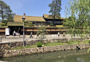 「大原美術館」に向かう道の手前右手には、重要文化財の「大原邸」があり、左手には「緑御殿」と呼ばれる、緑瓦の屋根が印象的な大原家の別邸「有隣荘」があります。この屋敷は、病弱な妻のために大原孫三郎が建築したもので、大原家の迎賓館としても使用されていました。