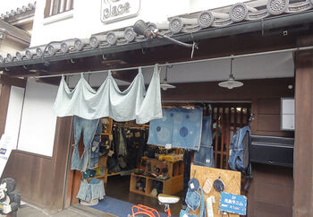 「kojima market place」は、児島デニムに特化したショップ。ジーンズやシャツなどの衣類の他、アクセサリーや小物、雑貨等なども充実しています。特にバッグや小銭いれといった小物類は、老若男女問わず使えるものが揃っているので、土産探しにも便利な店。デニムは丈夫な素材、職人による加工も丁寧で、長く使え、また使えば使うほど味わいが生まれます。ぜひ素敵な逸品を探してみましょう。
