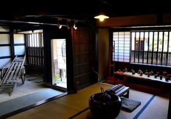 格子戸が印象的な町家が並ぶ、「倉敷美観地区」の本町通り。江戸期の賑わいを感じさせる風流な町並みです。“本町通り”のエリアには、マニアックな古書店や、帽子の専門店、手作りアクセサリーの店や雑貨店、セレクトショップ等など、個性的で魅力的なショップが、町家や蔵を上手に改装して営業しています。一味違ったお土産や自分へのご褒美なら、本町通りで探してみましょう。
