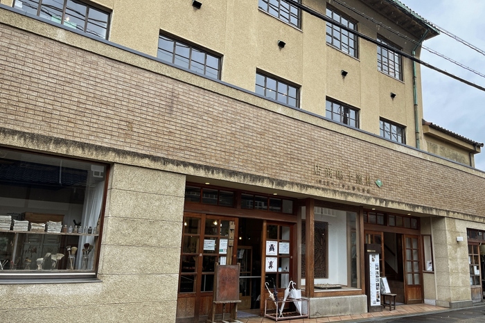 「林源十郎商店」の中でも人気なのが、本館1F の「倉敷意匠　アチブランチ」。倉敷意匠のほぼ全てのアイテムを常設販売する他、作家やアーティストによるワークショップも不定期で開催しています。