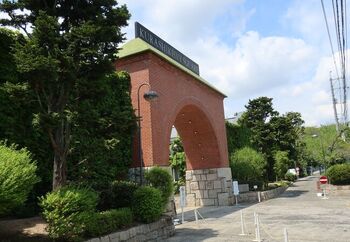 広大な敷地には、ホテルや大原美術館の美術品を収集した児島虎次郎の記念館他、倉敷紡績の歴史を展示する「倉紡記念館」、アンティークオルゴールの博物館「オルゴールミュゼ」、キャンドル作りを楽しめる「Candle World（キャンドルワールド）」等などの文化施設やショップが配置されています。