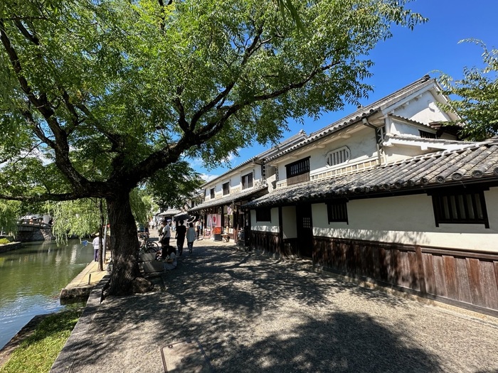 幕府の天領地として、生活物資の集散地として、幾つもの蔵が建ち並び、栄華を極めた商都・倉敷。文化遺産、歴史的建造物だけでなく、歴史に培われてきた人々の美意識が、時代の波に揉まれながらも、この地には連綿と受け継がれています。

そして、豪商らによる旦那文化や、風土と伝統の上に築かれた“ものづくり”の気風は、この町の隅々にまで染み込んでいます。「倉敷美観地区」を散策すれば、今と昔がたおやかに繋がる、この町独特の柔らかで温かな情緒を、きっと肌で感じられるはずです。記事を参考に、ぜひ倉敷を訪れて下さい。