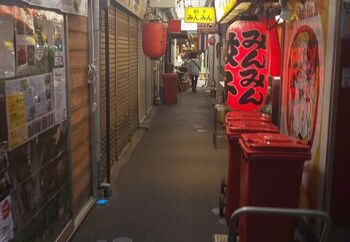 おいしく楽しいお店がいっぱいのハモニカ横丁。
昼も夜も楽しめる、何度も行きたい不思議な路地裏☆ハモニカ横丁に足を運んでみませんか？