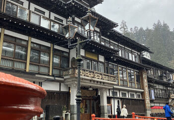 銀山温泉といえば、この本物のガス灯！！画になりますね。ぼんやりとした灯りが印象的なガス灯は16:30頃から点灯されます。まだ、完全に陽が落ちていない日没のガス灯も趣があります。
