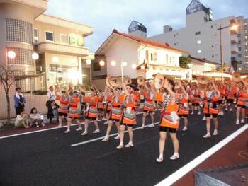 5月～10月までの毎週土曜日の夜　20:30～街中で花笠踊りが披露されています。