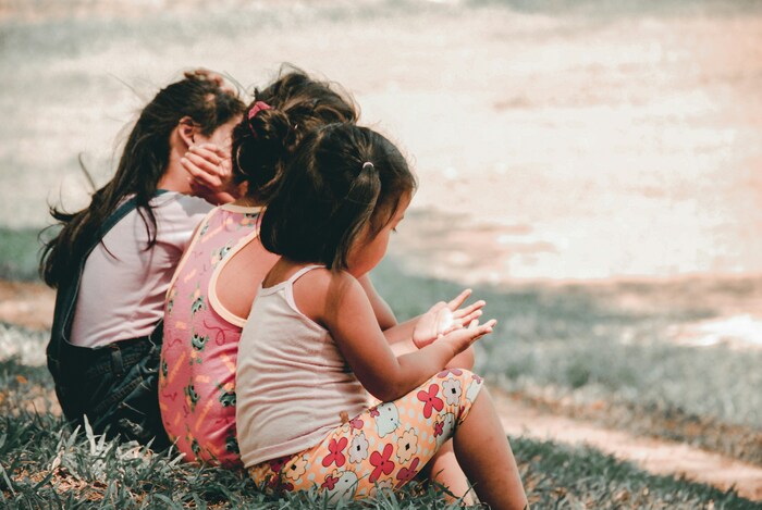 3歳の「みっちん」は、この世界の人かちょっとあやしい「神様になりかけている」人々との交流を通し、宇宙の真理に触れていく－。児童文学に分類されているけれど、不思議な世界観の短編集を読んでいるようです。世界の隅っこで生きる人々の姿かたちではなく魂こそが重要であり、そんな普遍的な心理があたたかみのある熊本弁で綴られています。ふわふわとした夢物語ながら、現代社会をじっと見つめたくなる物語。