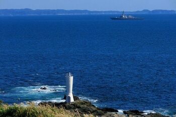 安房崎は、三浦半島先端にある城ヶ島の東端に位置する岬。
その岬のさらに先端にあるのが、安房崎灯台です。その歴史は古く、昭和37年に初点灯されて以来、海の安全を守り続けてきた灯台。岬全体がゴツゴツとした岩場になっているので、磯遊びや釣りを楽しむことが出来ます。

