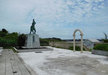 城ヶ島灯台は、城ヶ島ハイキングコースのほぼ終点にあたります。ハイキングコースは城ヶ島大橋の麓にある白秋碑をスタートし、城ヶ島公園や馬の背洞門などを巡ります。

島の東の端にある安房崎灯台から島の右端付近にある城ヶ島灯台までは、徒歩で約45分。ゆっくり歩いても2時間もあれば辿りつけるでしょう。晴れた日には、途中でお弁当を食べて、1日かけて城ヶ島を巡り、最後は城ヶ島灯台で夕日を眺める、なんていうコースもおすすめ！