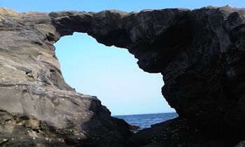 馬の背洞門は、城ヶ島のほぼ南端に位置しています。海蝕洞穴の真上の道が馬の背のように見えることから、そのような呼び名になったそうです。
この洞門、1923年までは洞穴が船をくぐることが出来たそうなのですが、関東大震災の時に地面が隆起し、現在では洞穴のほぼ全体が海上に出ています。
洞穴の上の細い道も昔は通行できましたが、今は崩落の危険があるようなので通行禁止になっています。近くで洞穴の様子を観察したり、写真撮影を楽しんだりしてはいかがでしょう！


馬の背洞門は、実は天の川の観察スポットとしても有名です。晴れていれば、洞門のほぼ真上に天の川を望むことが出来ます。夕刻に馬の背に行き、夕日と共に天の川を眺めるのもおすすめ！街灯はありますが、足元が暗く危険なので、懐中電灯も忘れずに用意しましょう。

