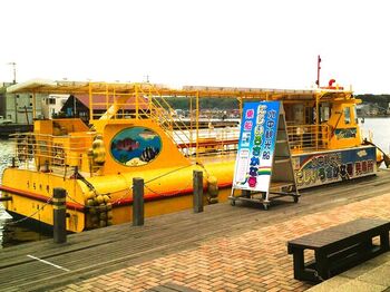 三浦半島の三崎にある「産直センターうらり」からは、水中観光船「にじいろさかな号」と城ヶ島渡船「白秋」が運航されています。水中観光船は、城ヶ島大橋の下をくぐって宮川湾の海中展望場所までを運航。
