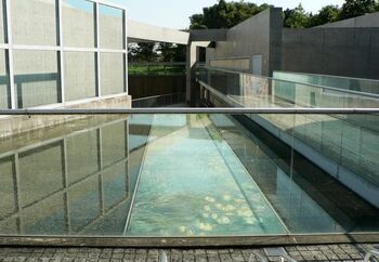 北山エリアは鴨川や球場、植物園などがあり、豊かな自然が広がっているほか、教会、コンサートホール、資料館、大学などの文化施設も充実しています。「しっかり観光する」というよりは、ゆっくり時間を過ごしたい方におすすめの京都の穴場スポットですね。
