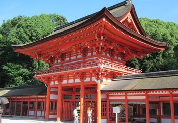北山エリアは全国的にも有名なパワースポットが2つあります。その1つが世界遺産にも登録されている『下鴨神社』は、平日でも多くの参拝客が訪れます。正式名称は『賀茂御祖神社（かもみおやじんじゃ）』で、東西の両本殿は国宝に指定されています。