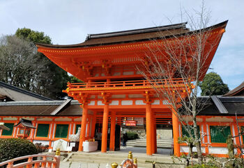 北山エリアのもう1つのパワースポットと言えば、京都でもっとも古い神社の部類に入る『上賀茂神社』です。こちらも世界遺産に登録されています。正式名称は『賀茂別雷神社（かもわけいかづちじんじゃ）』です。境内は、自然豊かで情緒豊か。のんびりお散歩するのにうってつけの京都の名所です。