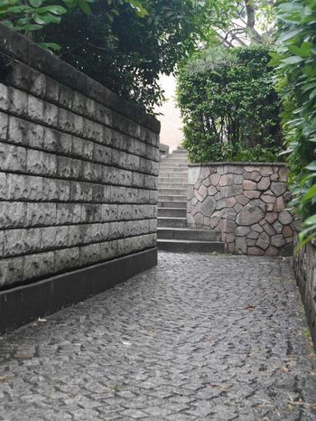 一本路地を入れば、とても雰囲気のあるお店が立ち並ぶ神楽坂。ディナーだとちょっと気後れしてしまうお店もランチなら入りやすい。優雅な大人の時間を過ごさせてくれる素敵なお店をご紹介します。